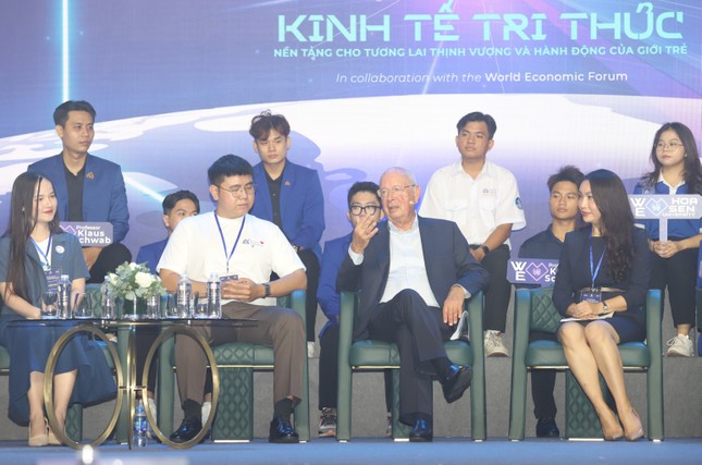 GS Klaus Schwab đối thoại với những người trẻ tiêu biểu trong cộng đồng