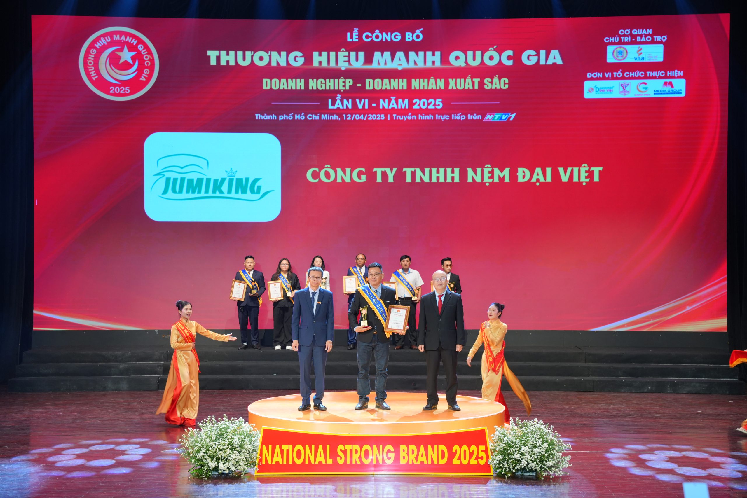 Nệm Jumiking - đạt giải TOP 30 Thương Hiệu Mạnh Quốc Gia do Viện chống gian lận thương mại và hàng giả tổ chức